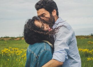 Jak można śledzić kogoś przez telefon?